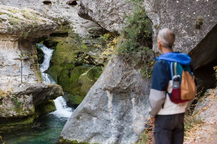 Una de las grietas abiertas en el nacimiento del río Pitarque