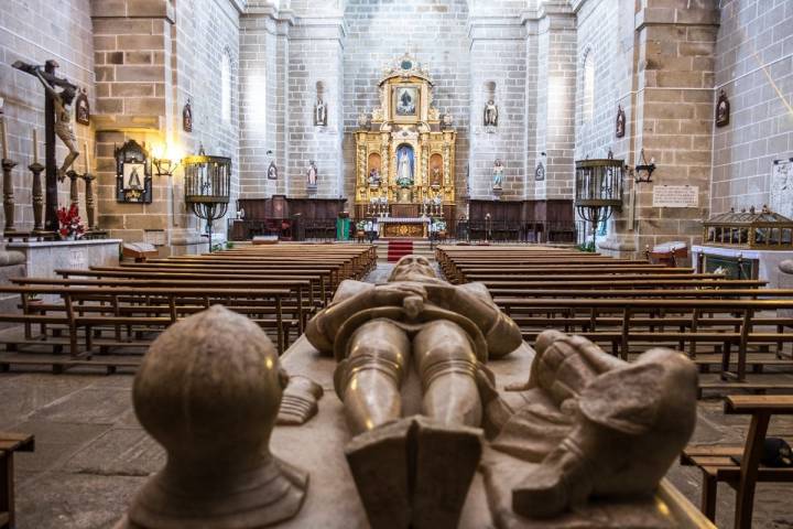 Interior de la Iglesia Santa María de Almocóvar, una de las joyas del románico extremeño.