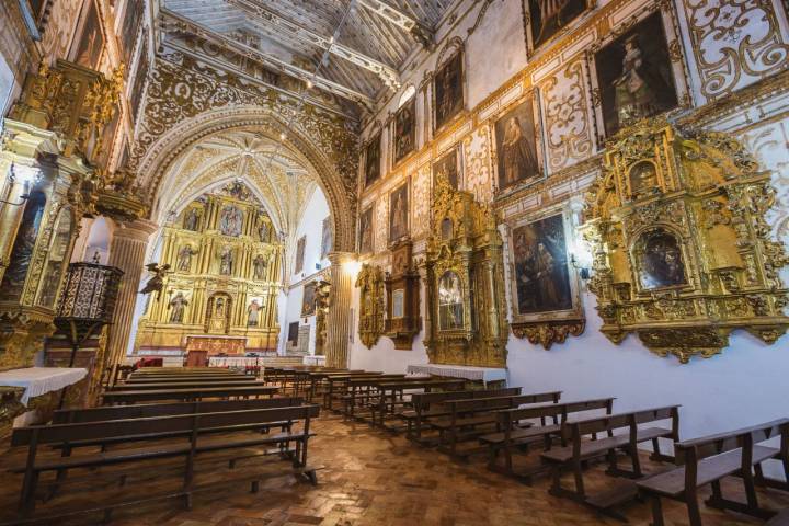 El interior de la nave del convento, profusamente decorada.