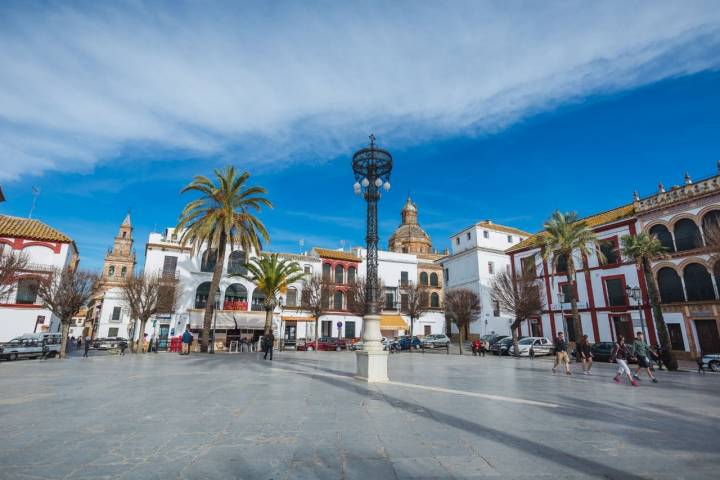 A pesar de su componente turístico, se trata de un pueblo tranquilo. En la foto: la plaza de San Fernando.