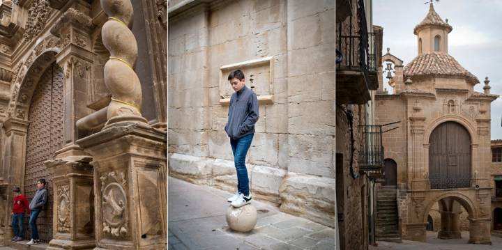 La barroca iglesia de la Asunción y uno de los singulares portales-capilla.