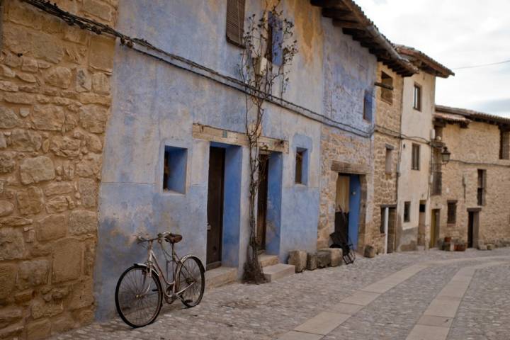 Fachada pintada de azul añil, el método más higiénico de luchar contra las enfermedades contagiosas antaño.