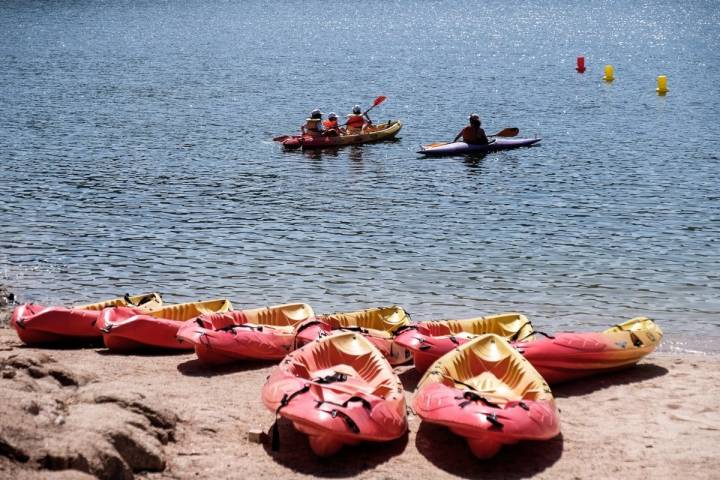 En la playa de Virgen de la Nueva se puede practicar todo tipo de deportes acuáticos.