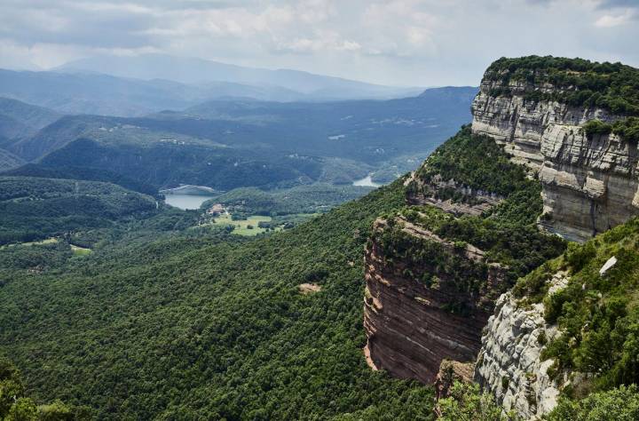 Desde el mirador de Tavertet se aprecia el embalse y los riscos del paisaje.