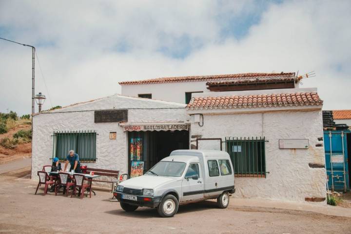 Una pareja de senderistas se sientan en la terraza del bar Bailaderos en el parque rural de Teno, Tenerife.