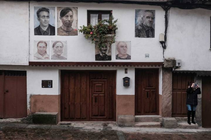 Cada pintura pertenece a la fotografía de un vecino realizada para el DNI en 1967.