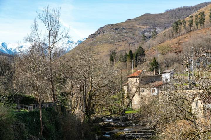 Panorámica del pueblo de Cosío y Peña Sagra