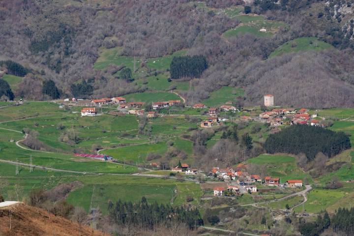 Panorámica donde se observa la torre de Obeso