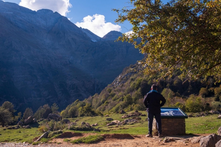 Entrada a los Llanos de La Larri con el macizo del Monte Perdido al fondo.