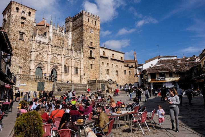 Terrazas en la plaza del Monasterio de Guadalupe.