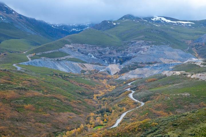 Las minas de pizarra 'hieren' el paisaje en la subida hacia el lago de La Baña.