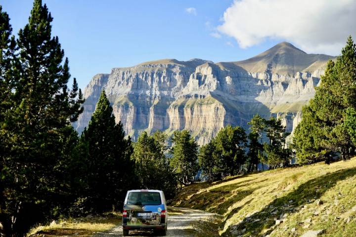 El tránsito en la pista está reservado para vehículos especiales por el parque nacional.