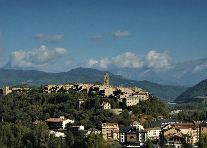 Panorámica de la villa medieval de Aínsa.