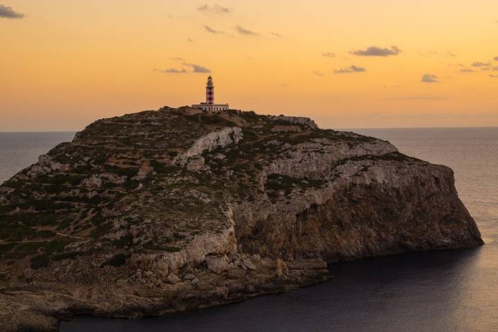 El recorrido hasta el Faro de Ensiola constituye la ruta más completa, de cuatro horas de duración. Foto: Shutterstock.