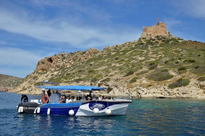 El Castillo de Cabrera, del siglo XIV, sirvió para dar la voz de alarma a los ataques piratas. Foto: Agefotostock