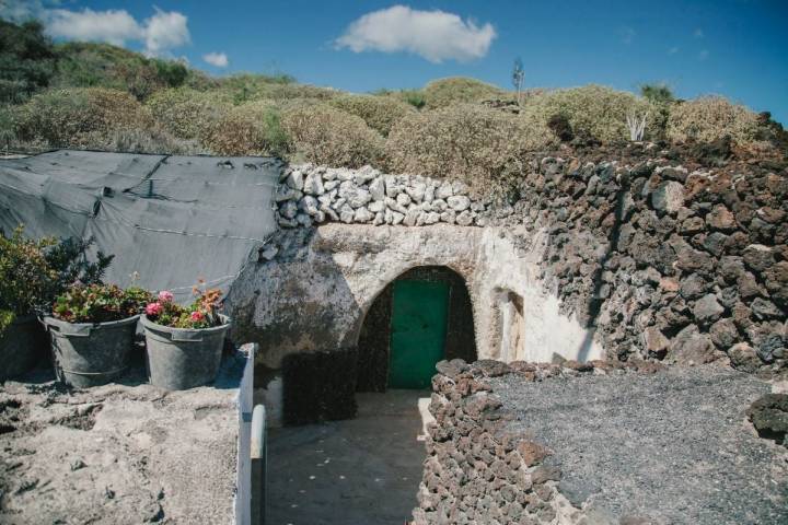 Eran los antiguos apartamentos turísticos, las casas cueva junto al mar.