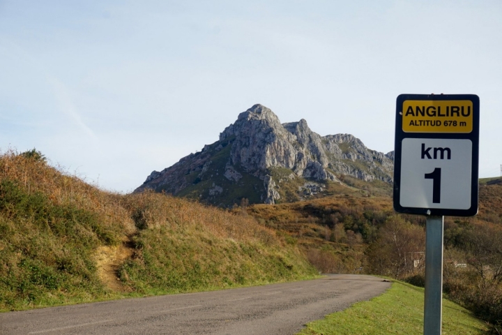 Señal de km 1 de la subida al Angliru en la Sierra del Aramo (Asturias).