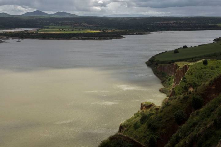 Embalse de Castrejón y tierras de cultivo.