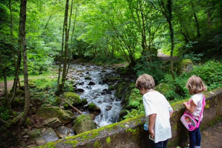 Ruta por las cascadas de Xorroxin (Navarra): niños asomados al puente