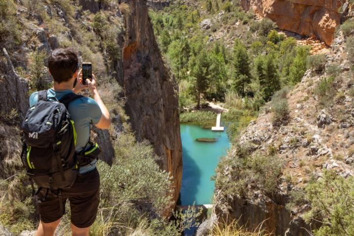 El sendero discurre entre las hoces que forma el Turia entre la presa de Loriguilla y Chulilla.