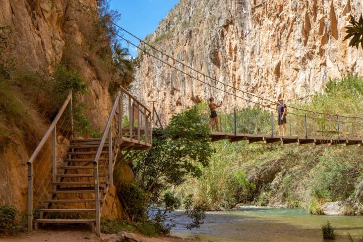 Este segundo puente está suspendido a 5 metros de altura.