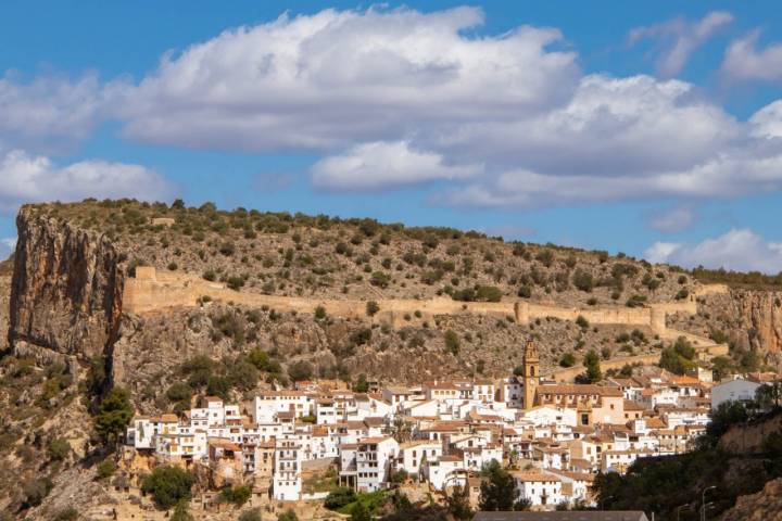  Chulilla conjuga con maestría patrimonio natural y monumental.