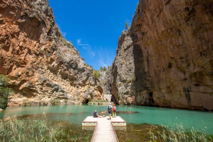 El Charco Azul es un exótico paraje aderezado por un embarcadero flotante.