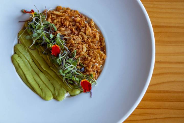 Pastel de pollo confitado con limas y guacamole.