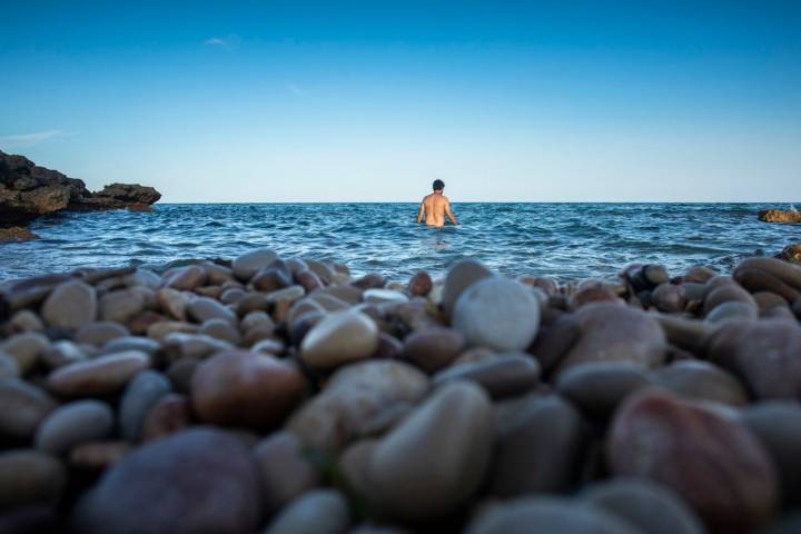 Un atardecer naturista entre las aguas de la cala Alcossebre.