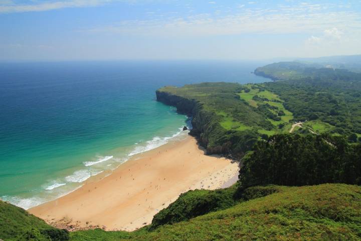 La playa de Andrin a nuestros pies. Foto: shutterstock.