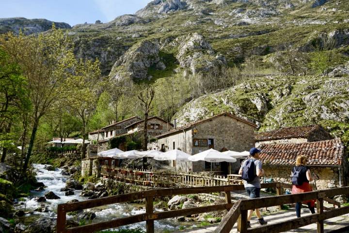 Bulnes. Solo se puede llegar en funicular o caminando.