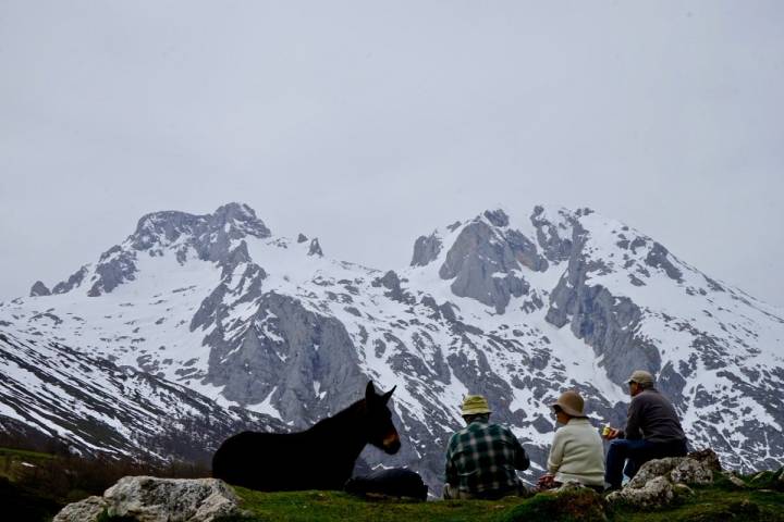 Encuentro de amigos en el collado de Pandébano.