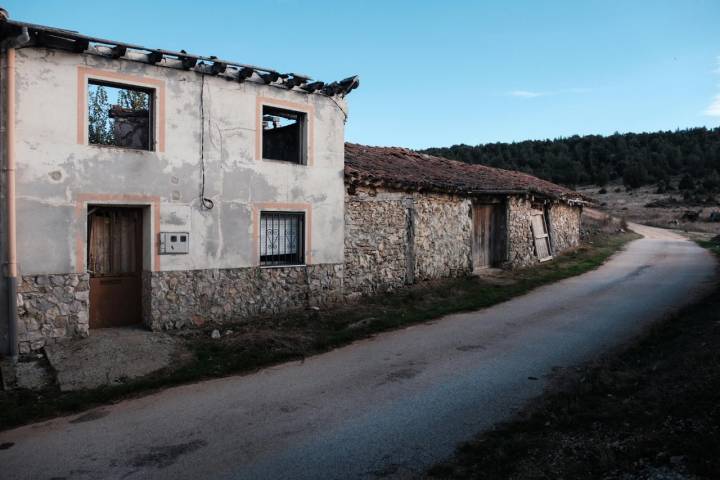 Calle del pueblo escuela Abioncillo, Soria,