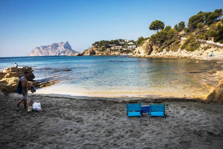 Si quieres intimidad y agua cristalina, Cala Fustera es el sitio.