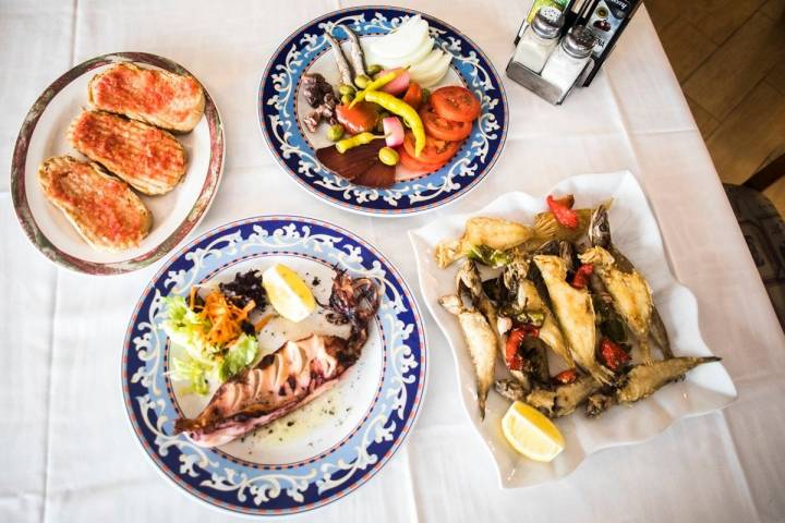 Pescaditos de playa fritos, calamar plancha, ensalada de la casa y pan con tomate en 'El Refugio'.