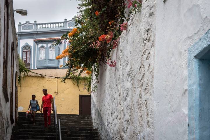 Paseando por las escalinatas de la calle Viera, en Santa Cruz de La Palma.