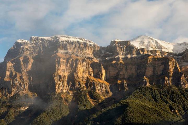 El Mondarruego, el monte rojo que guarda las espaldas a Torla y esconde la Brecha de Roldán.