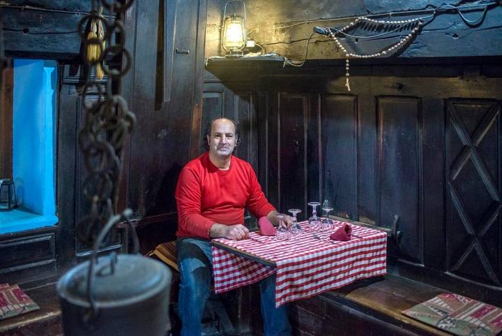 Ramon Viu, de la Casa Ruba, en la cocina de sus antepasados.