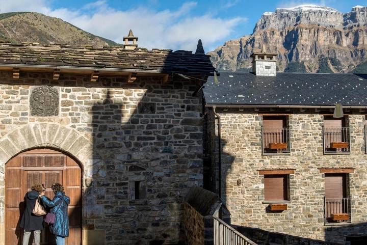 Las casas fortaleza con escudo caracterizan la villa medieval.