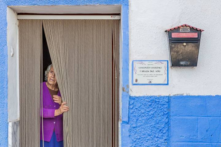 Concepción Martínez, primera mujer del pueblo en ser nombrada Bruja del Año en el 2000. Foto: Ferrán Mallol.