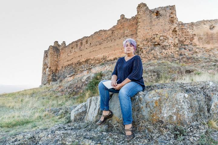 Trasmoz: Lola Ruiz Díaz, habitante del pueblo cuenta la historia de la brujería. Foto: Ferrán Mallol