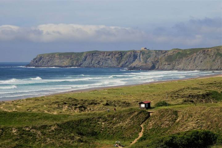 Xagó, una maravillosa playa de aspecto salvaje y dunas eólicas.