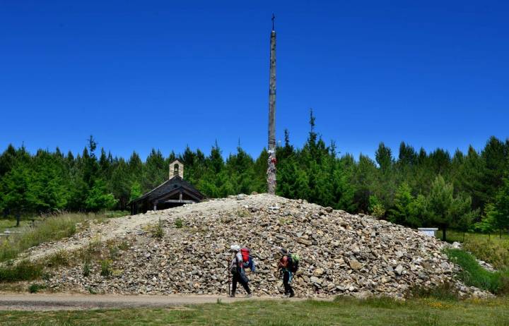 El Camino a su paso por la Cruz de Hierro, en León.