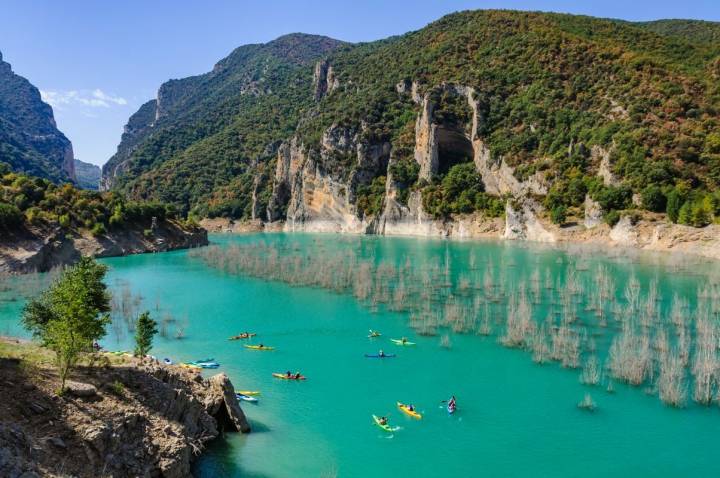 Practicando kayak por los cañones del Mont Rebei. Foto: Shutterstock.