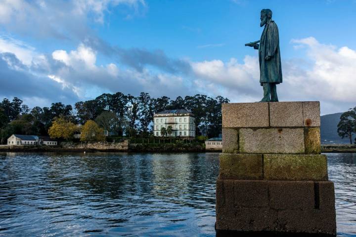 Julio Verne frente a la Isla de San Simón, vigilando a los hombres del Capitán Nemo.