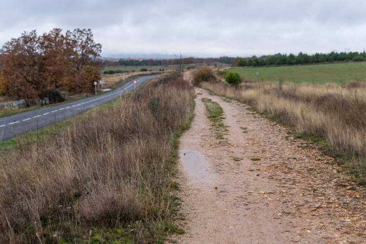 Los caminos de coches y peregrinos transcurren paralelos muchos tramos.