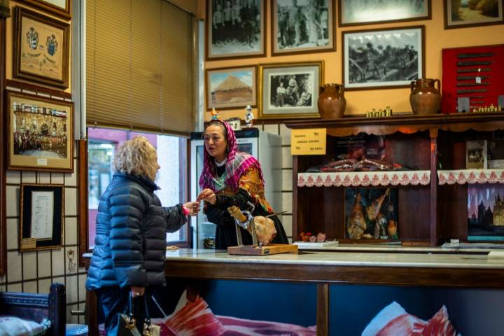 Tradición y comercio, conjunción perfecta en la tienda de Antonio 'el Jamonero', el último maragato.