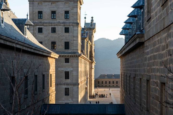 Grupos de turistas y estudiantes frecuentan el lugar todos los días.