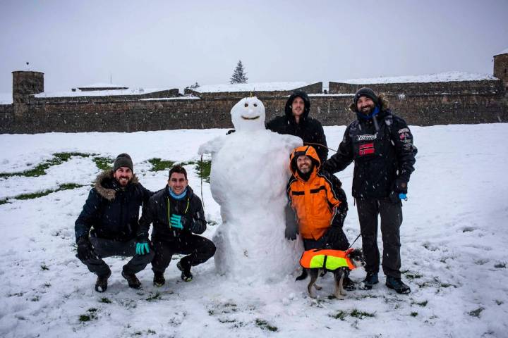 Alrededor de la Ciudadela crecen los muñecos a la primera nevada.