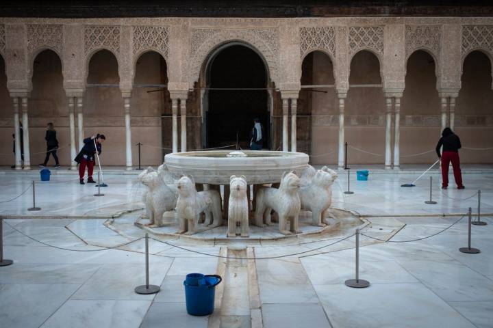 Comienza el día en el Patio de los Leones.